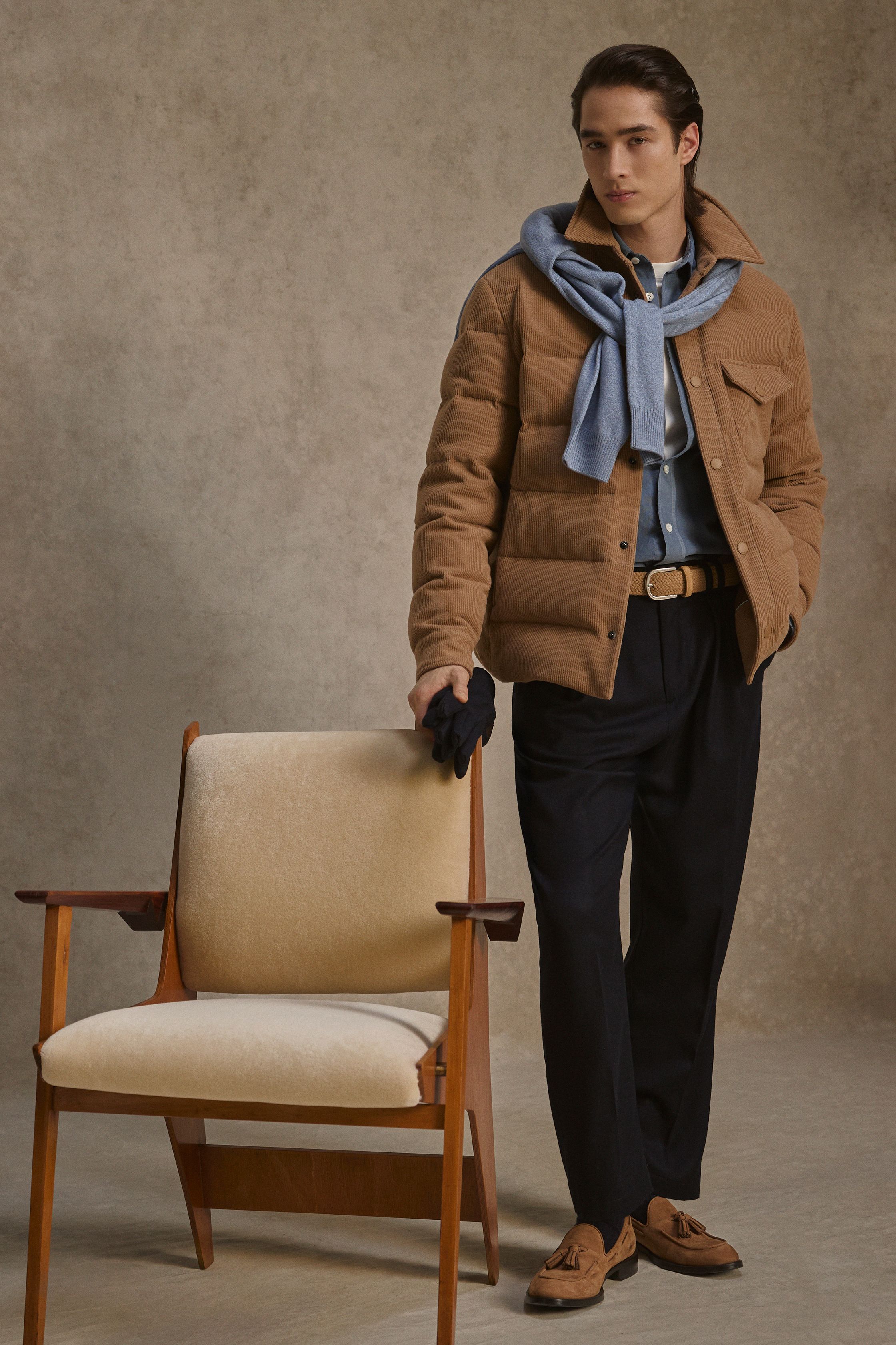 Canali 26FW 继续以“可穿的优雅”定义现代意大利男装。柔软大衣、针织内搭与轻结构西装在暖驼、深棕与午夜蓝中展开，强调城市绅士的实用美学。系列弱化正式与休闲的界限，通过层次与材质完成日常—商务的自然过渡。Canali 并不追逐戏剧化表达，而是以稳定、可信的设计语言，为成熟男性提供长期衣橱解决方案-顽石频道趋势研究